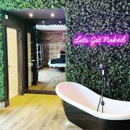 Amazon Hotel bath feature wall